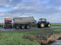 Container haakarm-carrier Joskin Cargo chassis met tank en Drakkar bak