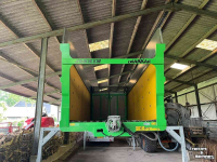 Container haakarm-carrier Joskin Cargo chassis met tank en Drakkar bak