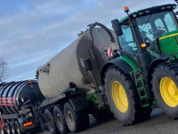 Container haakarm-carrier Joskin Cargo chassis met tank en Drakkar bak