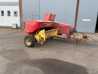 Persen / Balenpers / Pakkenpers New Holland Super Hayliner A286 kleine pakkenpers