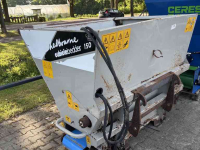 Zaagselstrooier voor boxen Shelbourne cb 150 met weidemann boxenstrooier