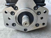 Schranklader New Holland Hydrostatic pump for CNH skid steer loader SAUER DANFOSS Model: M91-46153 Parts nr: 87043497