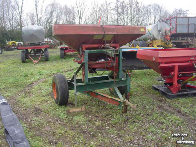 Kunstmeststrooier Lely Kunstmest strooier op onderstel