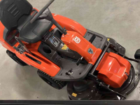 Zitmaaier Husqvarna R214