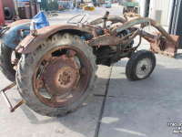 Oldtimers Ford Fordson Dexta met frontlader voorlader opknapper oldtimer