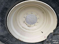 Wielen, Banden, Velgen & Afstandsringen Michelin 710/50R30.5 op velg.
