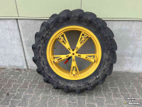 Overige wielen, banden, velgen en toebehoren Molcon Dubbellucht Molcon 5-ster 12.4R28 naast 15.5x25
