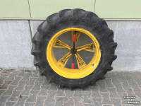 Overige wielen, banden, velgen en toebehoren Molcon Dubbellucht Molcon 5-ster 12.4R28 naast 15.5x25