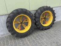 Overige wielen, banden, velgen en toebehoren Molcon Dubbellucht Molcon 5-ster 12.4R28 naast 15.5x25