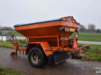 Sneeuwruim werktuigen  Zoutstrooier