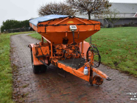 Sneeuwruim werktuigen  Zoutstrooier