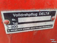 Ploegen Niemeyer Delta 3-200 wentel ploeg
