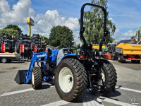 Smalspoor tractor New Holland Boomer 55 HST met voorlader
