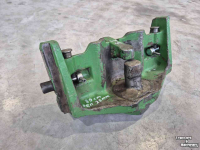 Gebruikte onderdelen van tractoren John Deere trekhaken handmatig en automatisch 330 cm en 390 cm breed