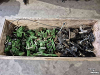 Gebruikte onderdelen van tractoren John Deere trekhaken handmatig en automatisch 330 cm en 390 cm breed