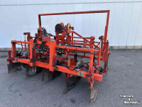 Plantmachine  Desmytere ruggenvormer met preiponsmachine  Plantmachine/gatenponser voor bijv. prei  Hydraulisch aangedreven ruggenvormer