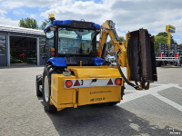 Smalspoor tractor New Holland Boomer 3050 met Bos Maaiarm