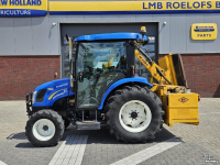 Smalspoor tractor New Holland Boomer 3050 met Bos Maaiarm