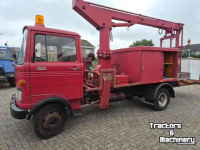Vrachtwagen Mercedes Benz LP 608 met hoogwerker.