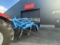 Cultivator  Vaste tand cultivator met kooirol en hefinrichting