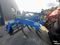 Cultivator  Vaste tand cultivator met kooirol en hefinrichting