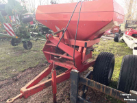 Kunstmeststrooier Rauch Kuhn MDS 921 op troley