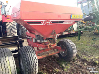 Kunstmeststrooier Rauch Kuhn MDS 921 op troley