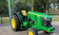 Traktoren John Deere 5090 M 16F/16R PR Tractor