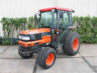 Compact tractor Kubota L3300 tuinbouwtrekker smalspoortrekker tractor met cabine en gazonbanden