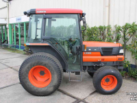 Compact tractor Kubota L3300 tuinbouwtrekker smalspoortrekker tractor met cabine en gazonbanden