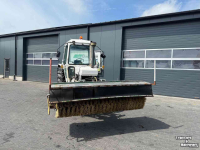 Tractor / Trekker Ford 6610 met rolbezem