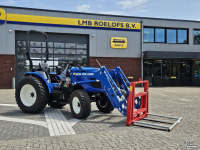 Smalspoor tractor New Holland Boomer 55 HST met voorlader en Kemp balenprikker