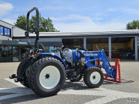 Smalspoor tractor New Holland Boomer 55 HST met voorlader en Kemp balenprikker