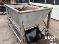 Transportband  2730X650 Bunker met uitvoerband+kantelaar, Feed hopper with discharge conveyor including bin tipper, Dosierbunker mit Austragsband inklusive Kistenkipper