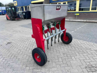 Overige boomkwekerijmachines en toebehoren  Elco rijenstrooier boomkwekerij gebruikt