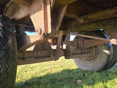 Vierwielige wagen / Landbouwwagen  Balenwagen / Platte wagen / landbouwaanhanger