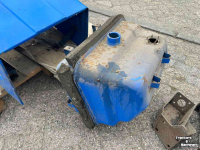 Gebruikte onderdelen van tractoren New Holland 55-56 motorkap + delen gebruikt