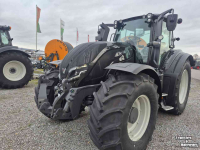 Tractor / Trekker Valtra T235 tractor