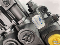Diverse nieuwe onderdelen Giant ventielblokken NIEUW V6004tele V5003 G4500 G5000