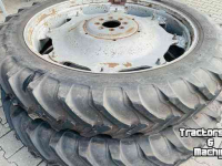 Wielen, Banden, Velgen & Afstandsringen  Wielen met banden 12.4x46 op velg CNH set