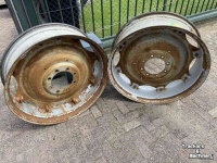 Wielen, Banden, Velgen & Afstandsringen Case-IH 11w x 38, set velgen afkomstig van een 856XL, 2 verschillende modellen, ZF 8 gaats steek