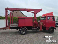 Vrachtwagen Mercedes Benz LP 608 met hoogwerker.