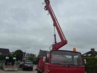 Vrachtwagen Mercedes Benz LP 608 met hoogwerker.