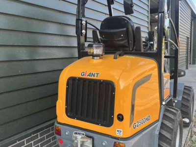 Shovel / Wiellader / Kniklader Giant G2500HD