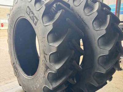 Wielen, Banden, Velgen & Afstandsringen BKT 520/85R38 (20.8R38)